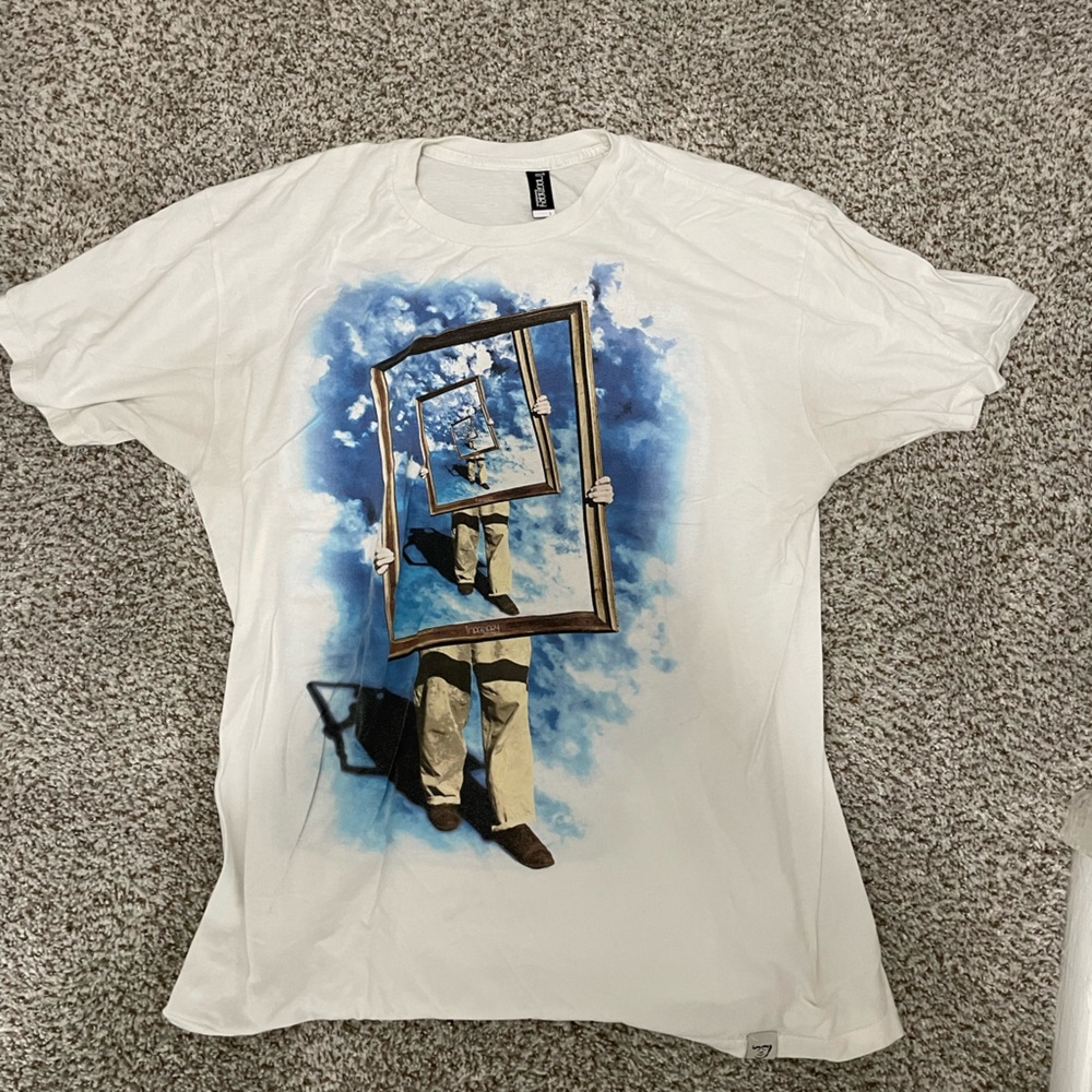 Tee shirt.